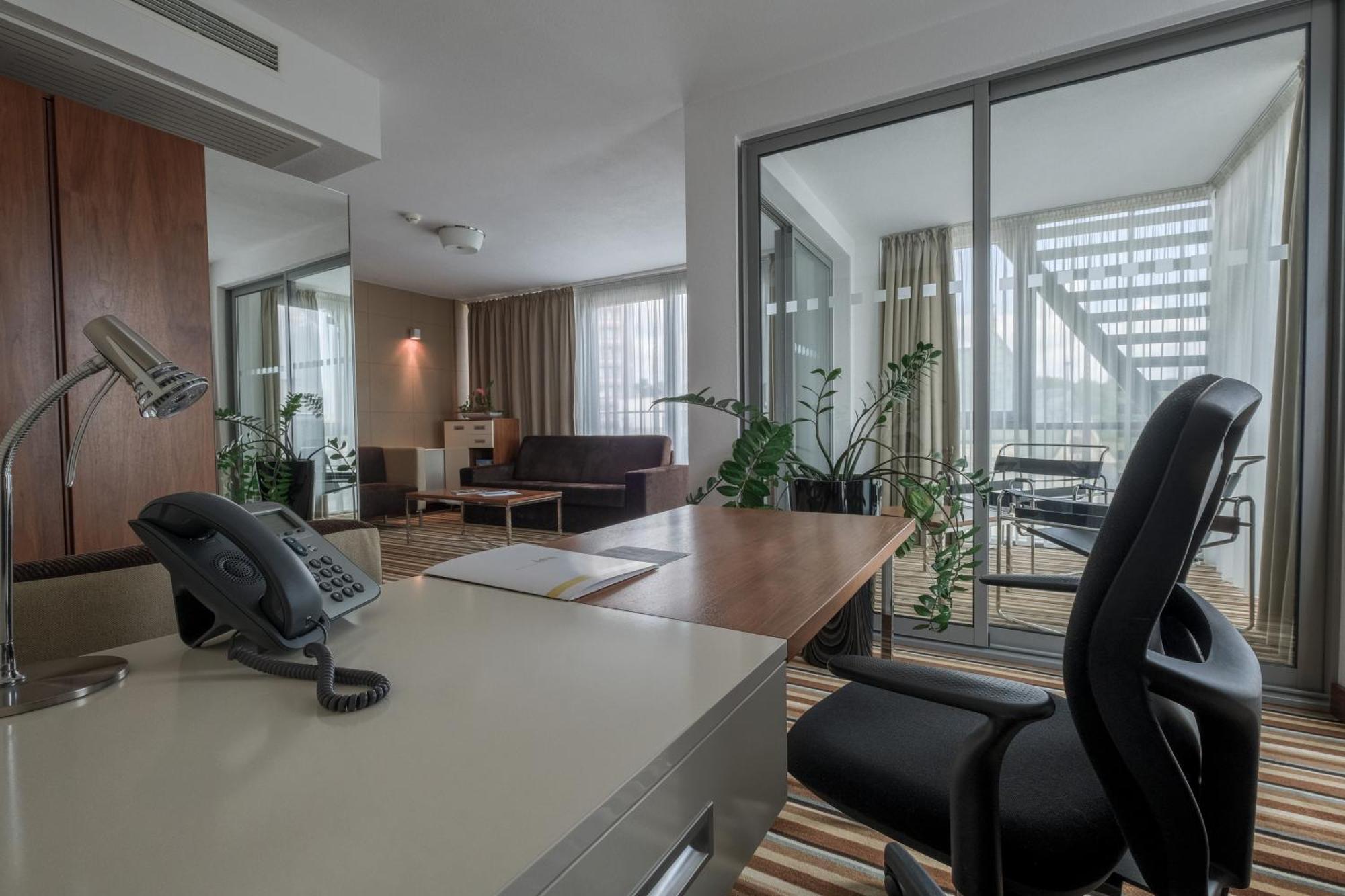 לביצה Business Hotel Astrum Laus מראה חיצוני תמונה