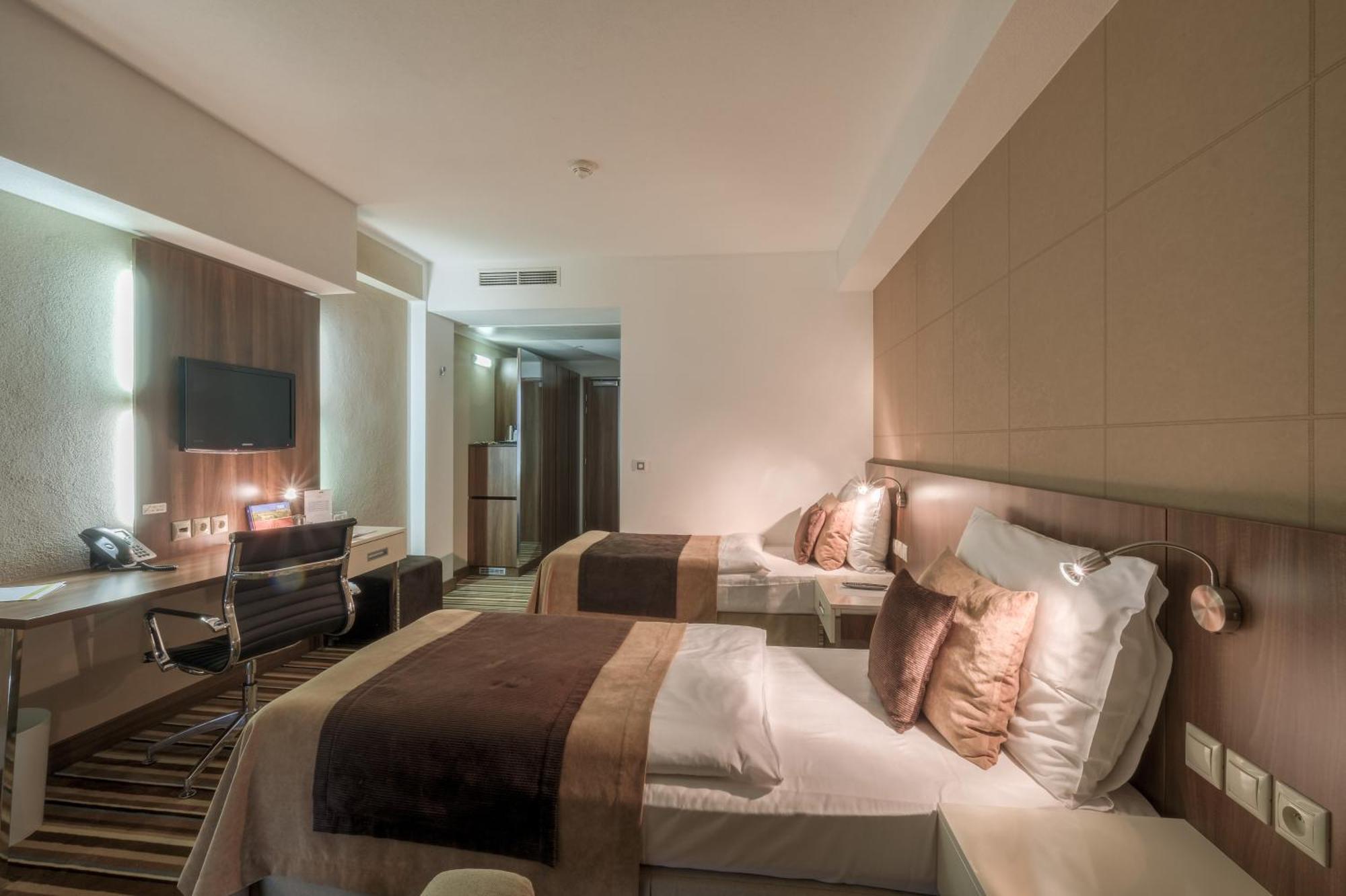 לביצה Business Hotel Astrum Laus מראה חיצוני תמונה