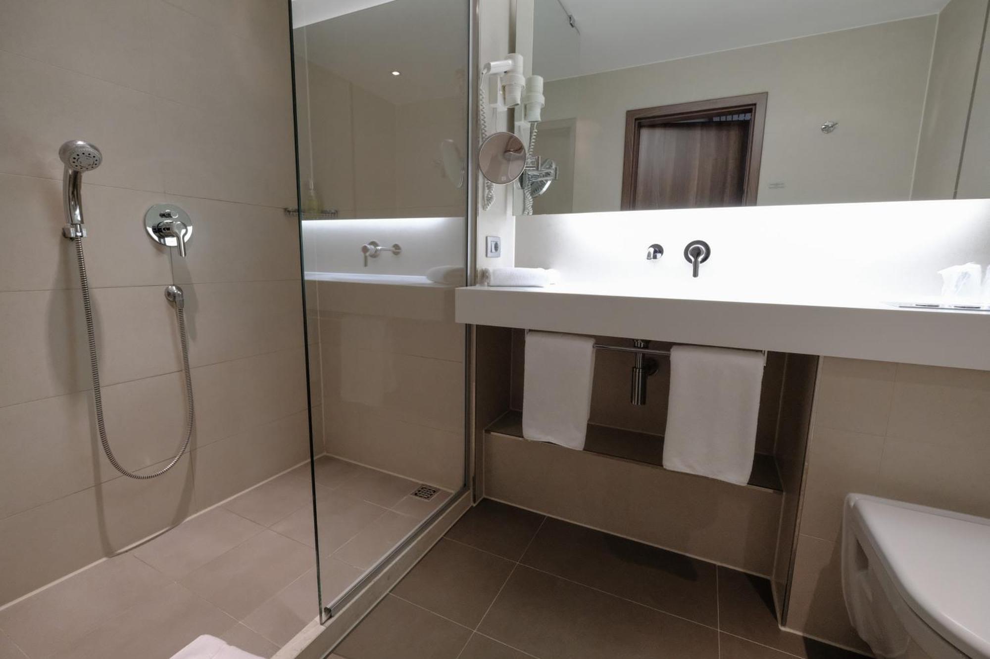 לביצה Business Hotel Astrum Laus מראה חיצוני תמונה